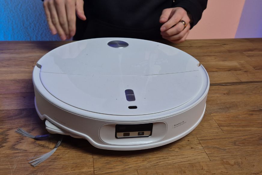 Der Roborock Qrevo Curv 2 Pro fährt seinen Laserturm automatisch ein und aus, um unter Möbel zu passen. 